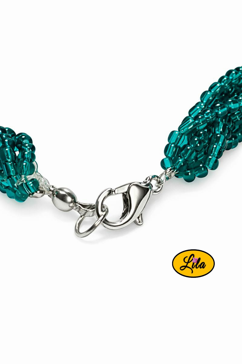 Détail fermoir argenté bracelet tressé en perles de rocaille turquoise