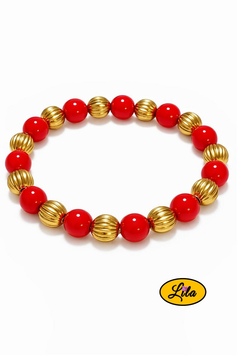 Détail bracelet rouge et doré finition élégante