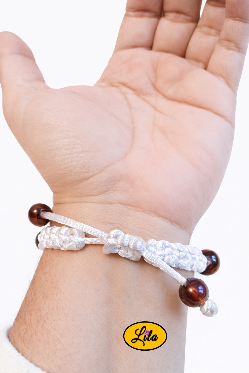 Bracelet Shamballa fil blanc avec fermoir coulissant visible paume vers le haut