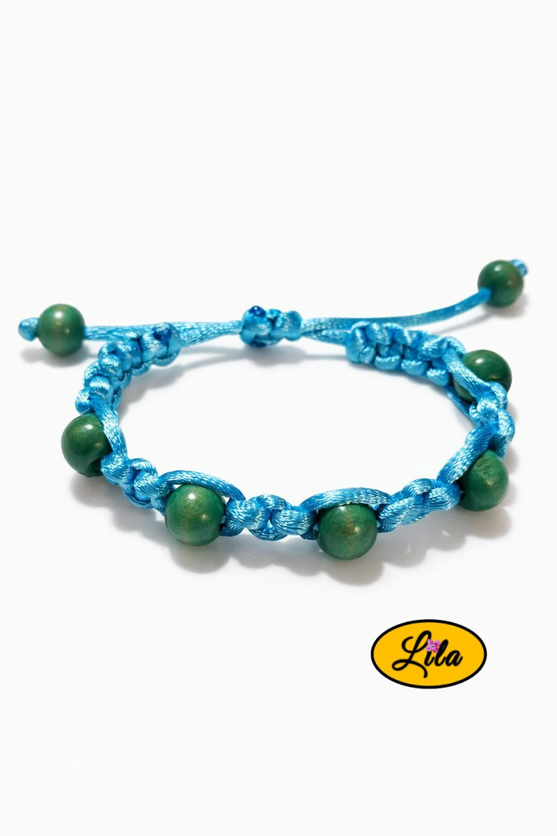 Bracelet Shamballa fil bleu clair et perles de bois bleues et vertes sur fond blanc vue produit