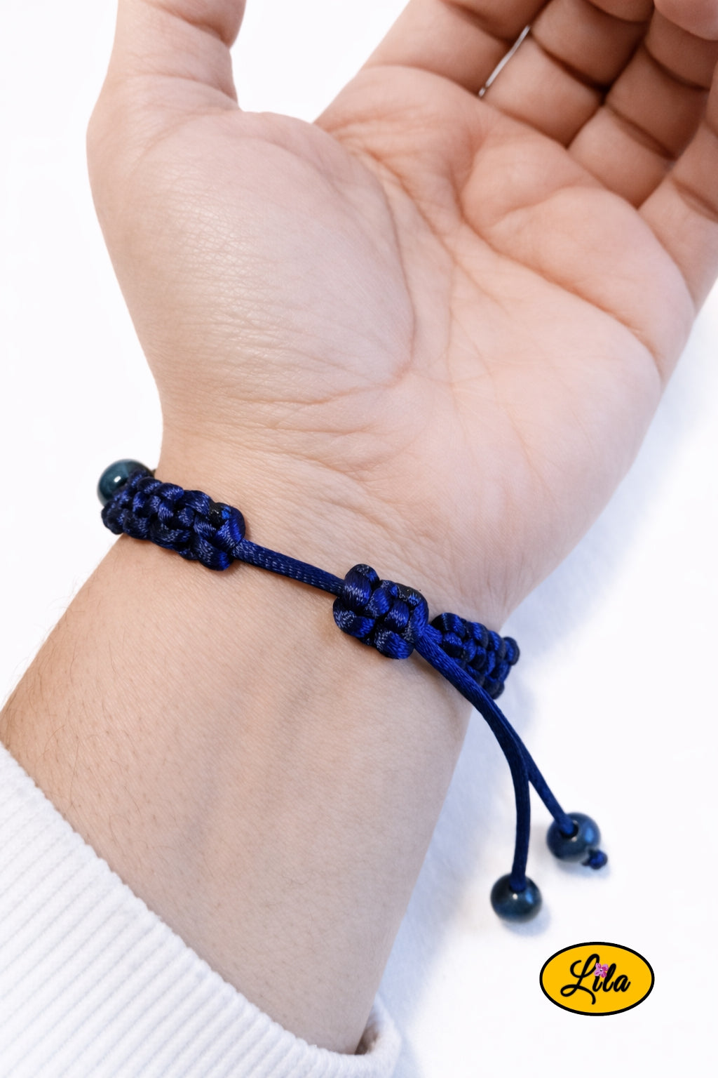 Bracelet Shamballa fil bleu avec fermoir coulissant visible paume vers le haut