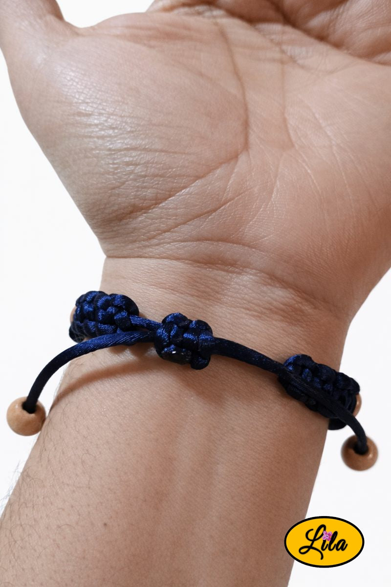 Bracelet Shamballa fil bleu marine avec fermoir coulissant visible paume vers le haut