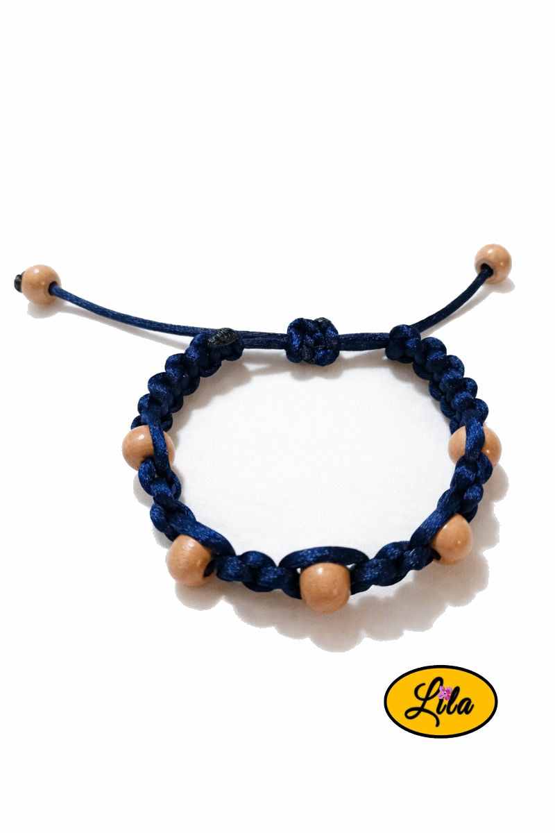 Bracelet Shamballa fil bleu marine et perles de bois sur fond blanc vue produit