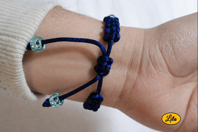 Bracelet Shamballa fil bleu avec fermoir coulissant visible paume vers le haut