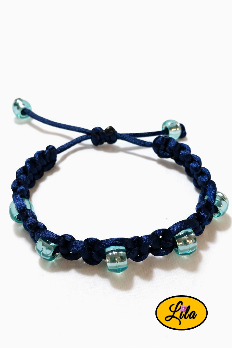Bracelet Shamballa fil bleu et perles bleues transparentes sur fond blanc vue produit