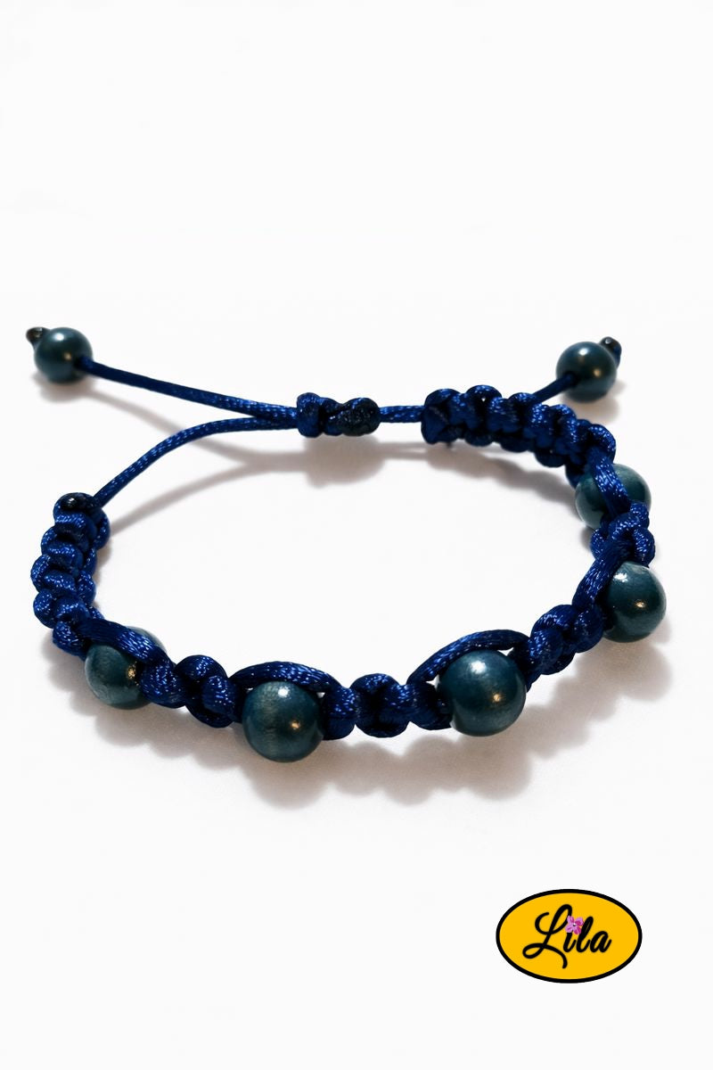 Bracelet Shamballa fil bleu et perles de bois bleu foncé sur fond blanc vue produit