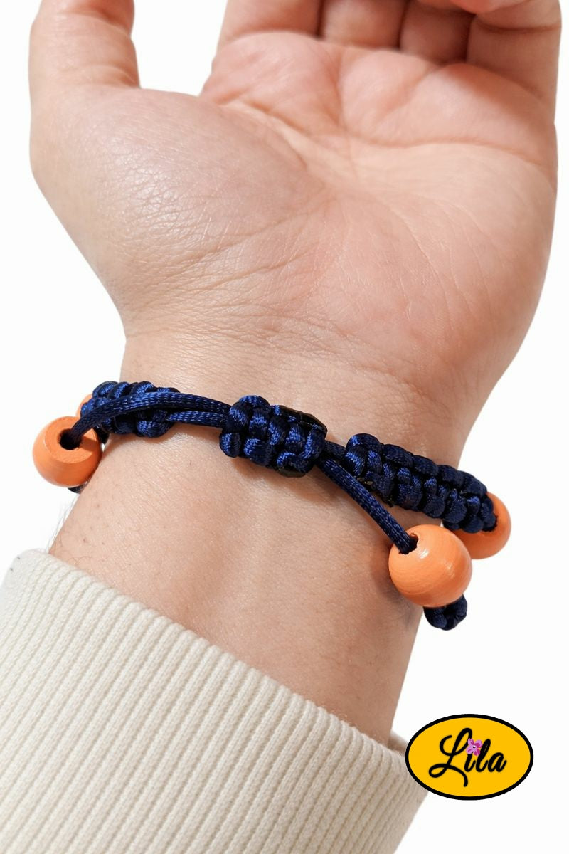 Bracelet Shamballa fil bleu avec fermoir coulissant visible paume vers le haut