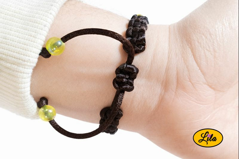 Bracelet Shamballa fil brun avec fermoir coulissant visible paume vers le haut