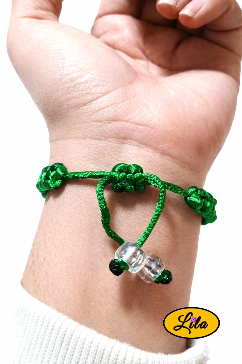 Bracelet Shamballa fil vert avec fermoir coulissant visible paume vers le haut