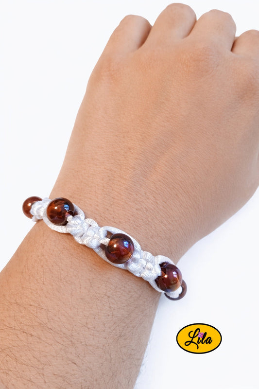 Bracelet Shamballa fil blanc avec perles ambrées porté au poignet style lumineux
