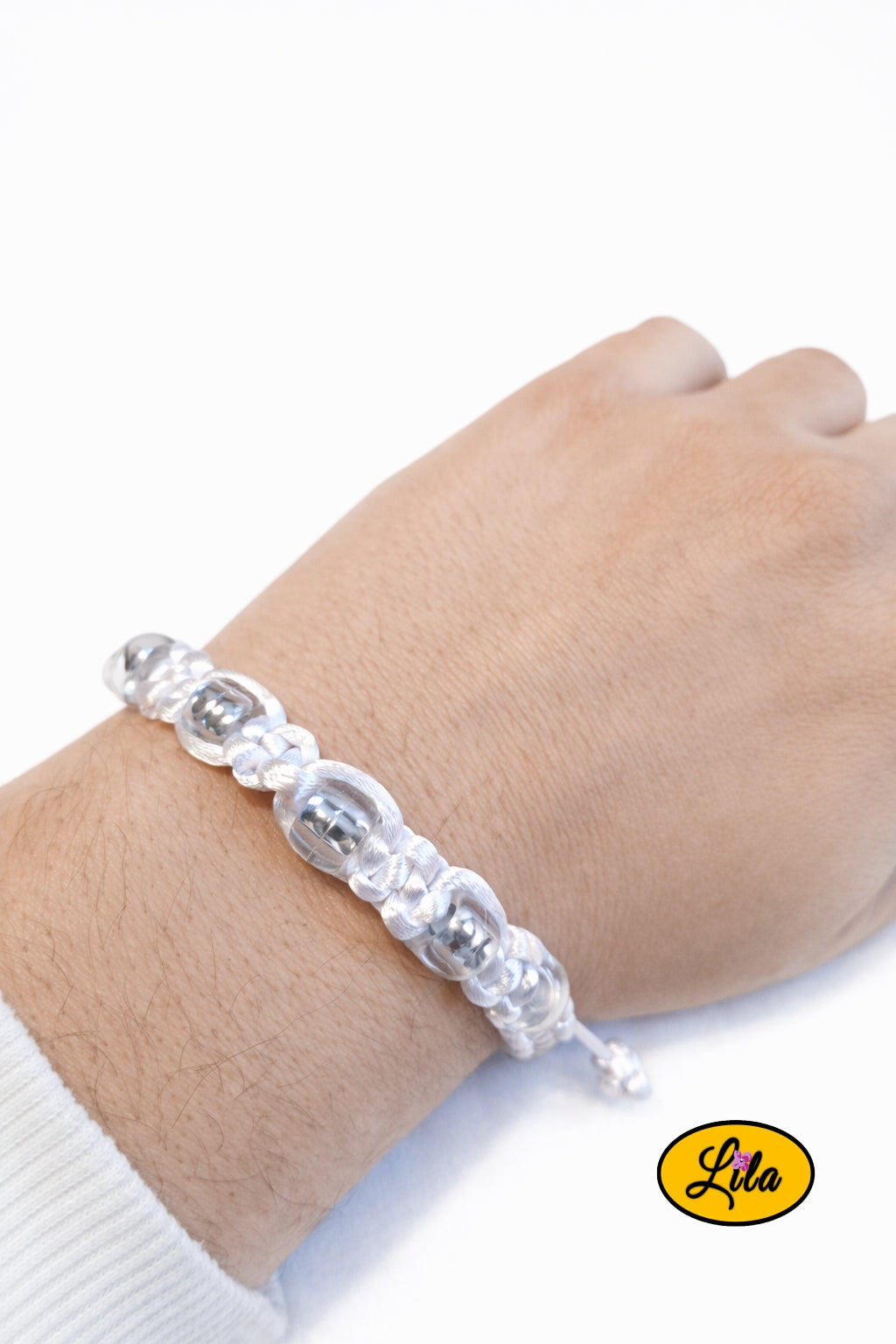 Bracelet Shamballa fil blanc avec perles transparentes porté au poignet style lumineux minimaliste