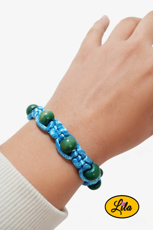 Bracelet Shamballa fil bleu clair avec perles de bois bleues et vertes porté au poignet style naturel