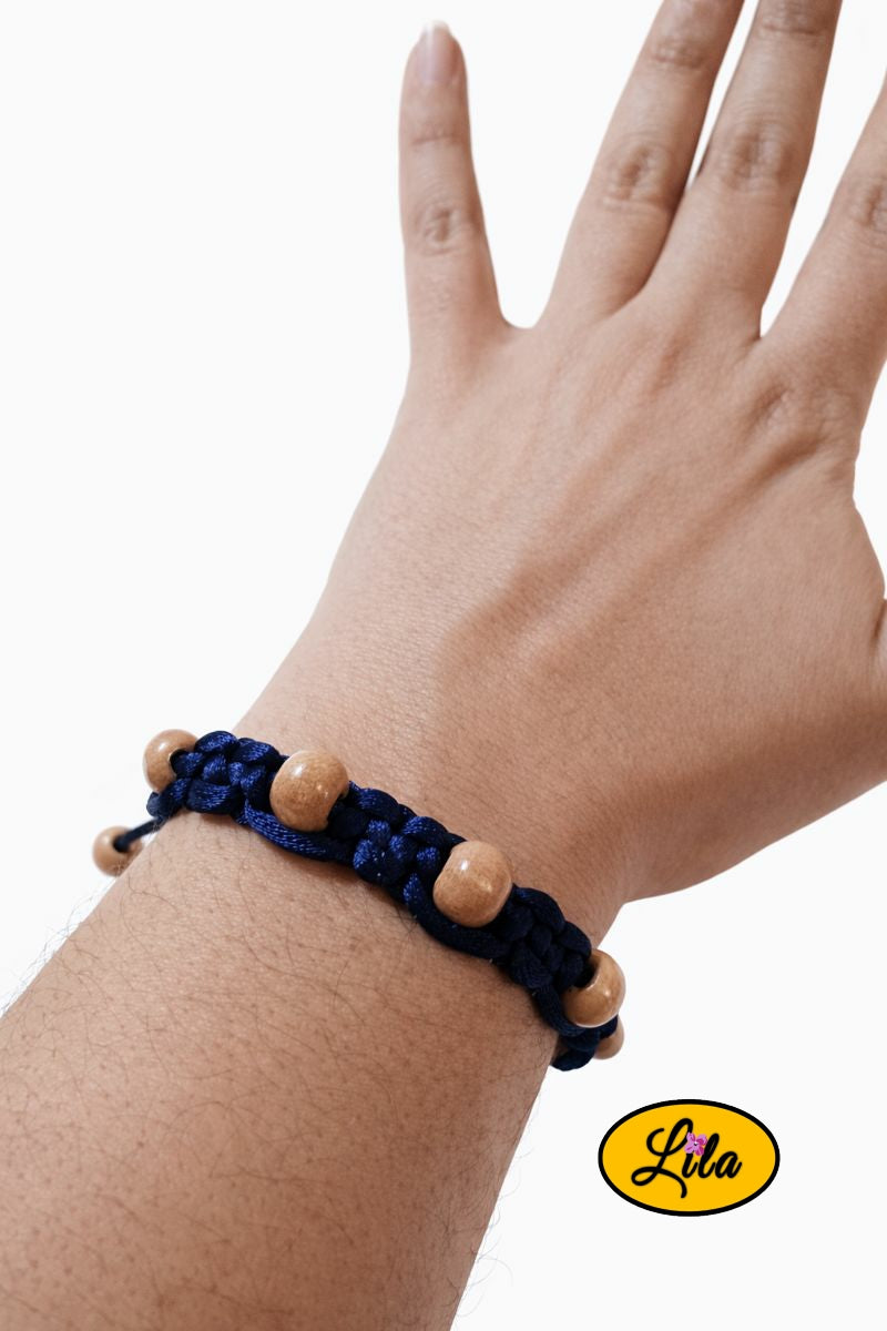 Bracelet Shamballa fil bleu marine avec perles de bois porté au poignet style élégant
