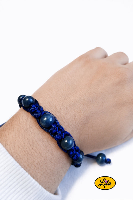 Bracelet Shamballa fil bleu avec perles de bois bleu foncé porté au poignet style élégant