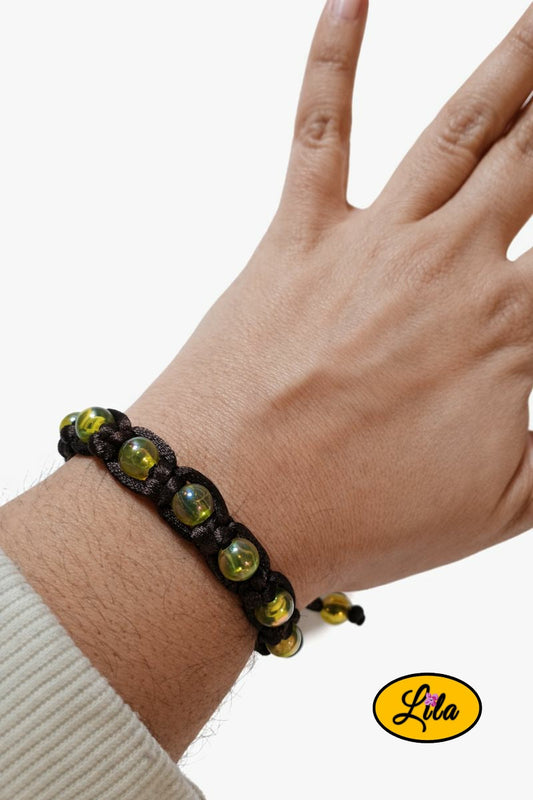 Bracelet Shamballa fil brun avec perles jaunes transparentes porté au poignet style lumineux