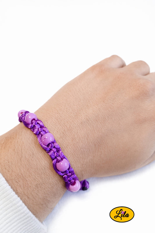 Bracelet Shamballa fil mauve avec perles roses porté au poignet style doux et féminin