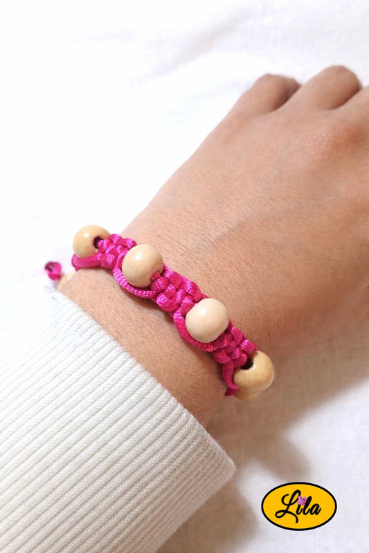 Bracelet Shamballa fil rose fuchsia avec perles de bois porté au poignet style original