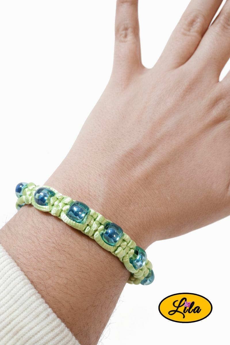 Bracelet Shamballa fil vert clair avec perles bleues argentées porté au poignet style moderne
