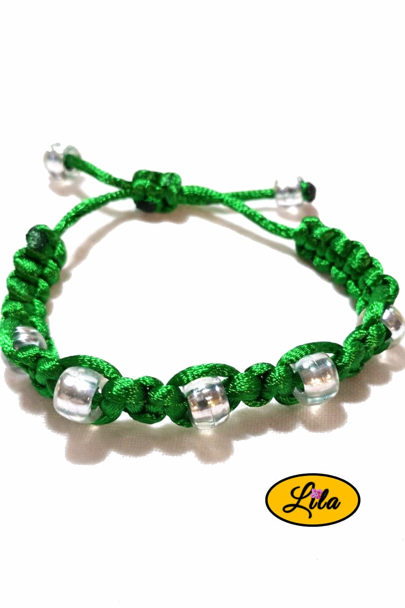 Bracelet Shamballa fil vert et perles transparentes sur fond blanc vue produit