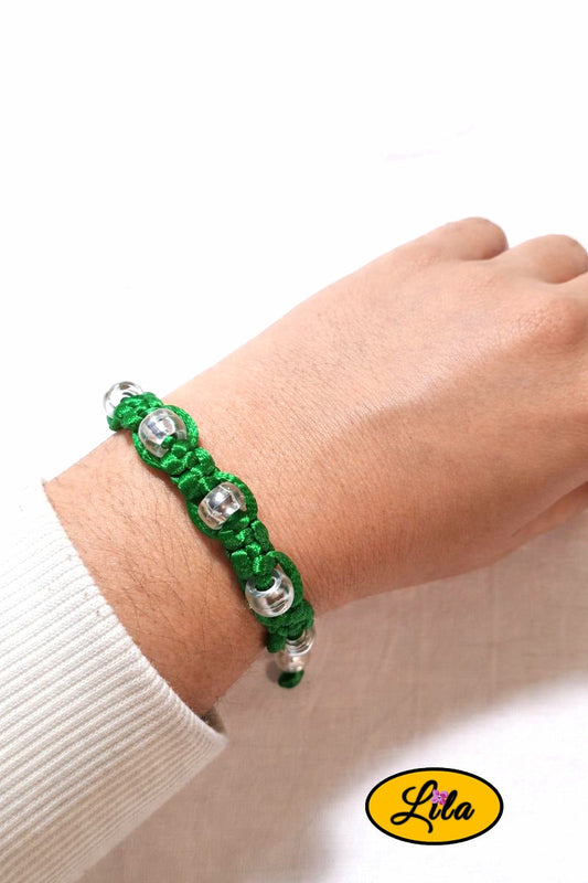 Bracelet Shamballa fil vert avec perles transparentes porté au poignet style moderne