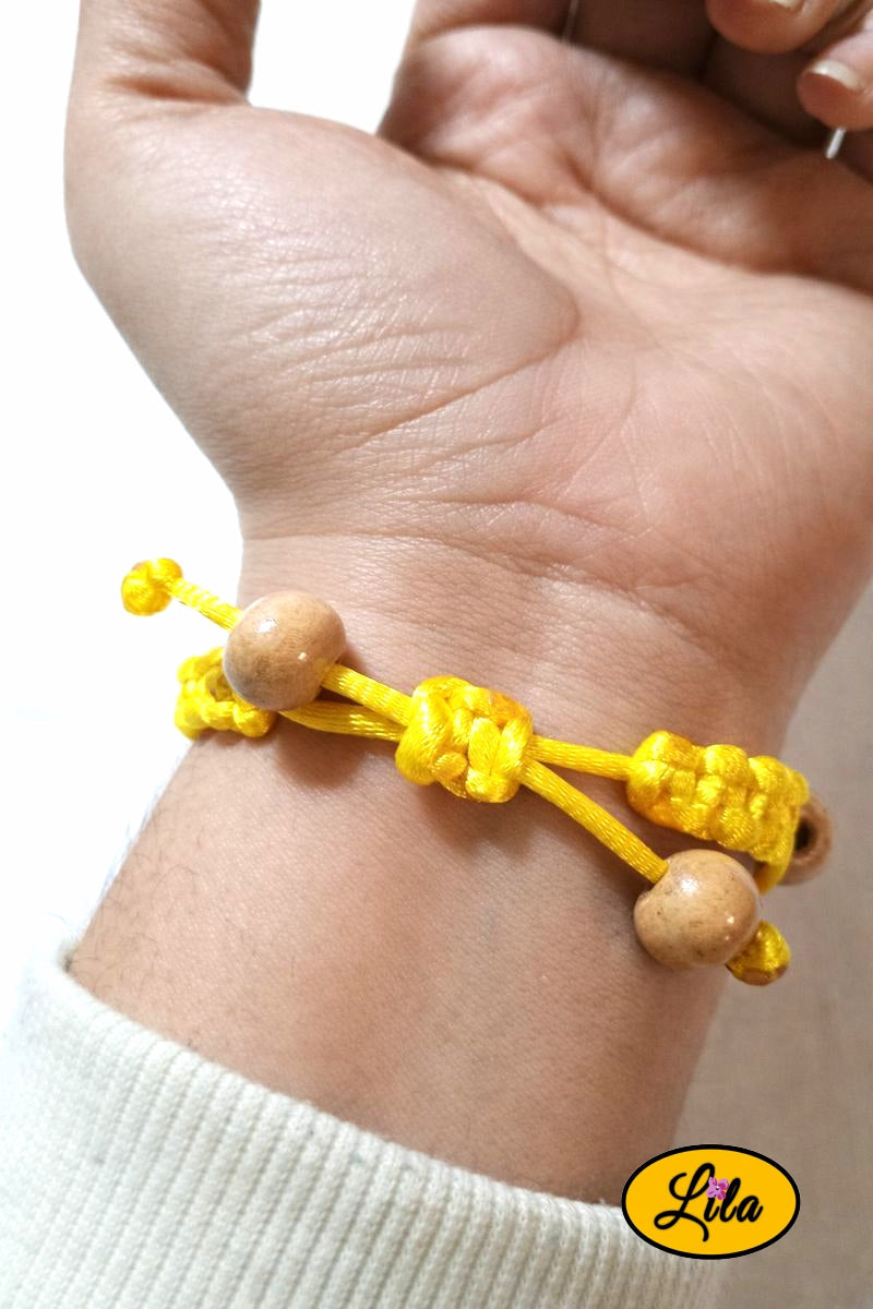 Bracelet Shamballa fil jaune avec fermoir coulissant visible paume vers le haut