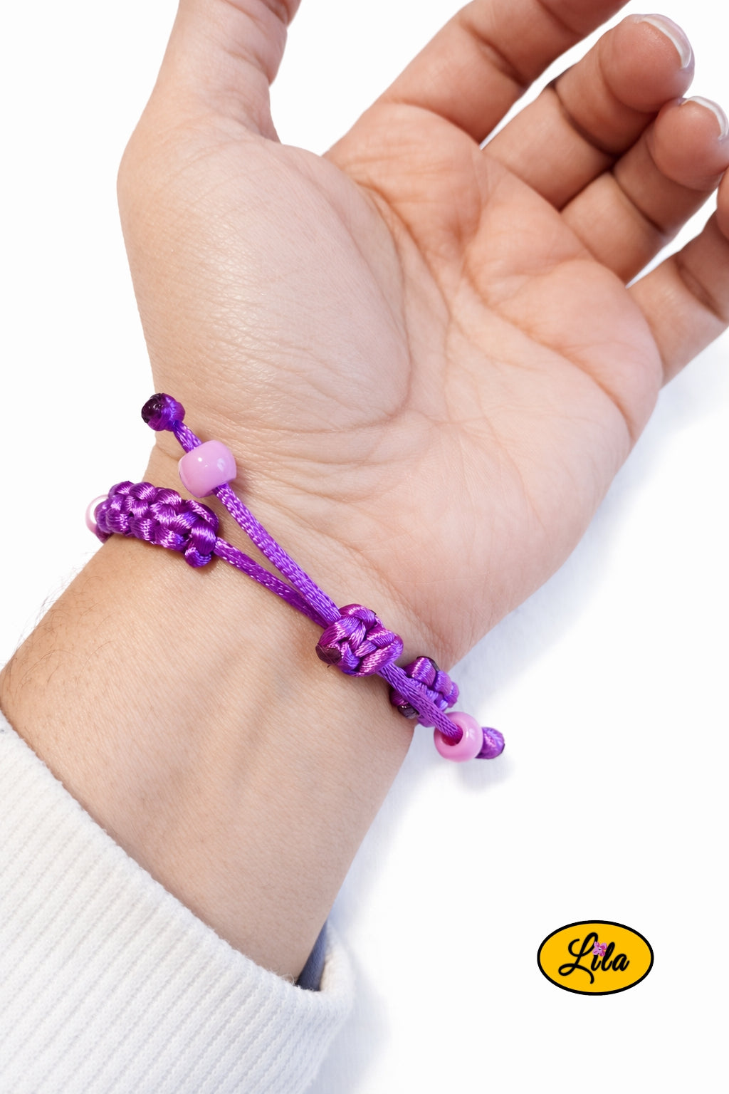 Bracelet Shamballa fil mauve avec fermoir coulissant visible paume vers le haut