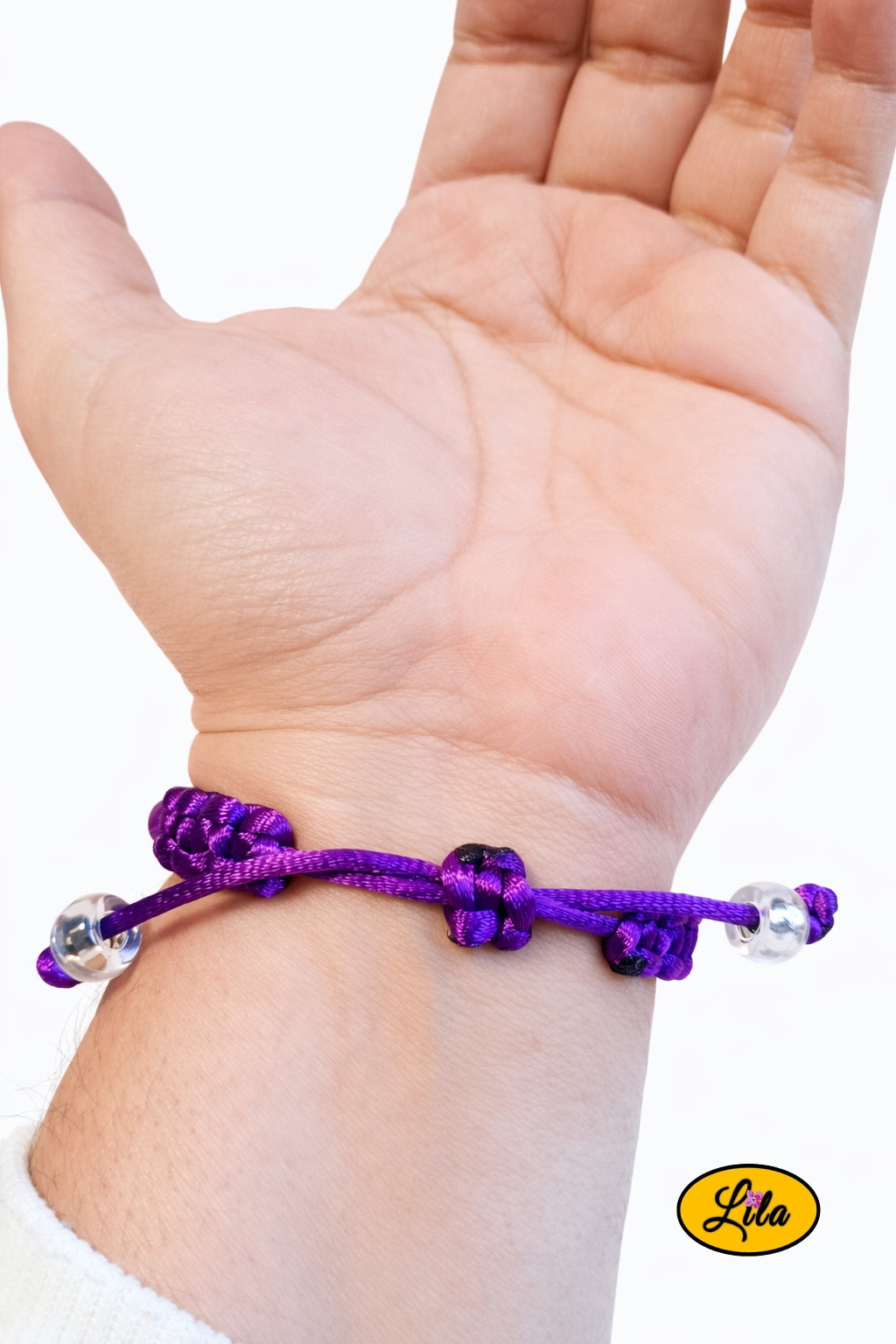Bracelet Shamballa fil mauve avec fermoir coulissant visible paume vers le haut