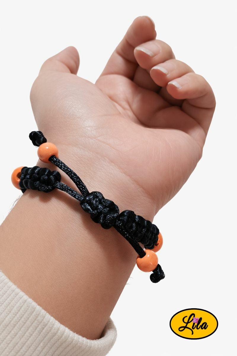 Bracelet Shamballa fil noir avec fermoir coulissant visible paume vers le haut