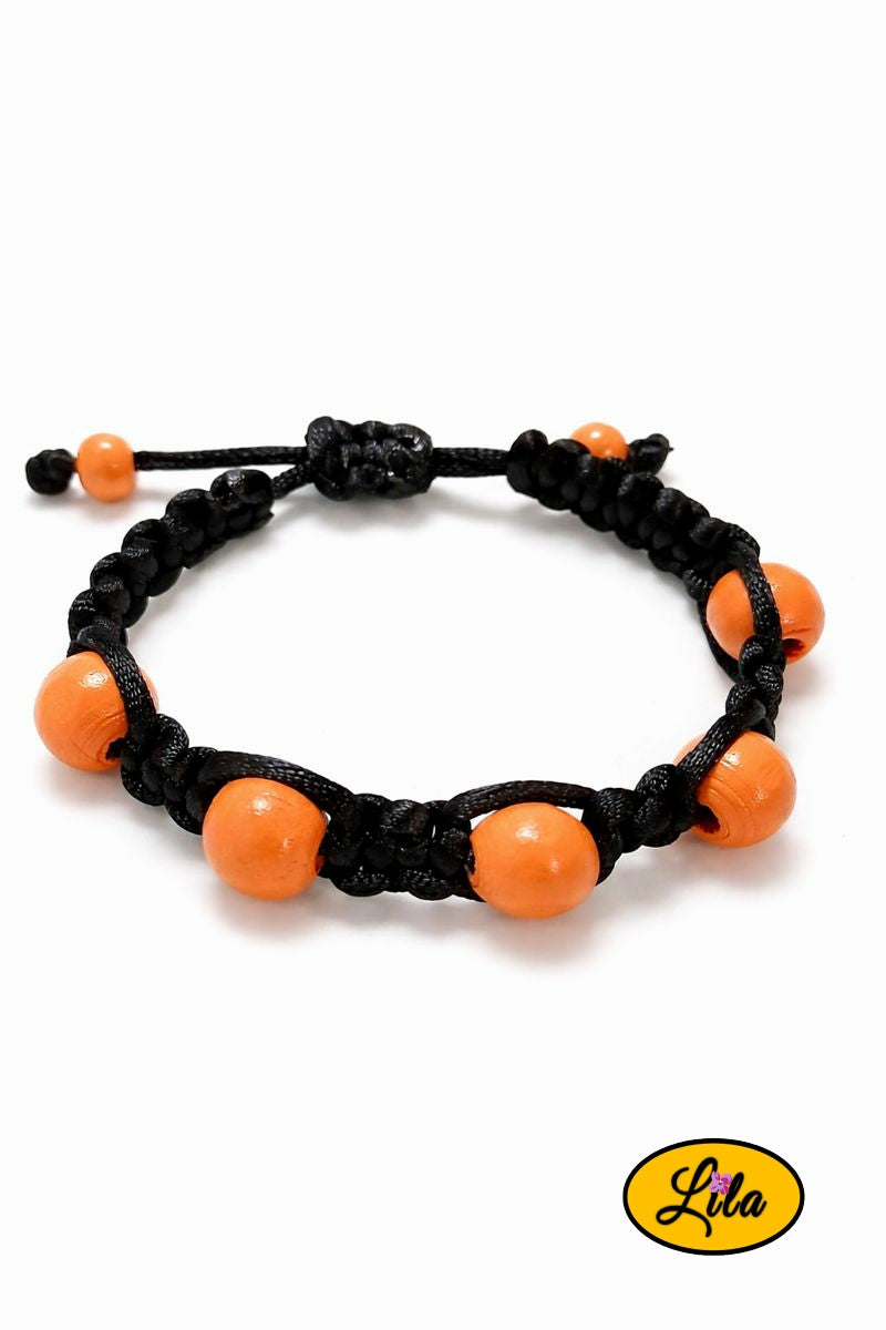 Bracelet Shamballa fil noir et perles de bois orange sur fond blanc vue produit