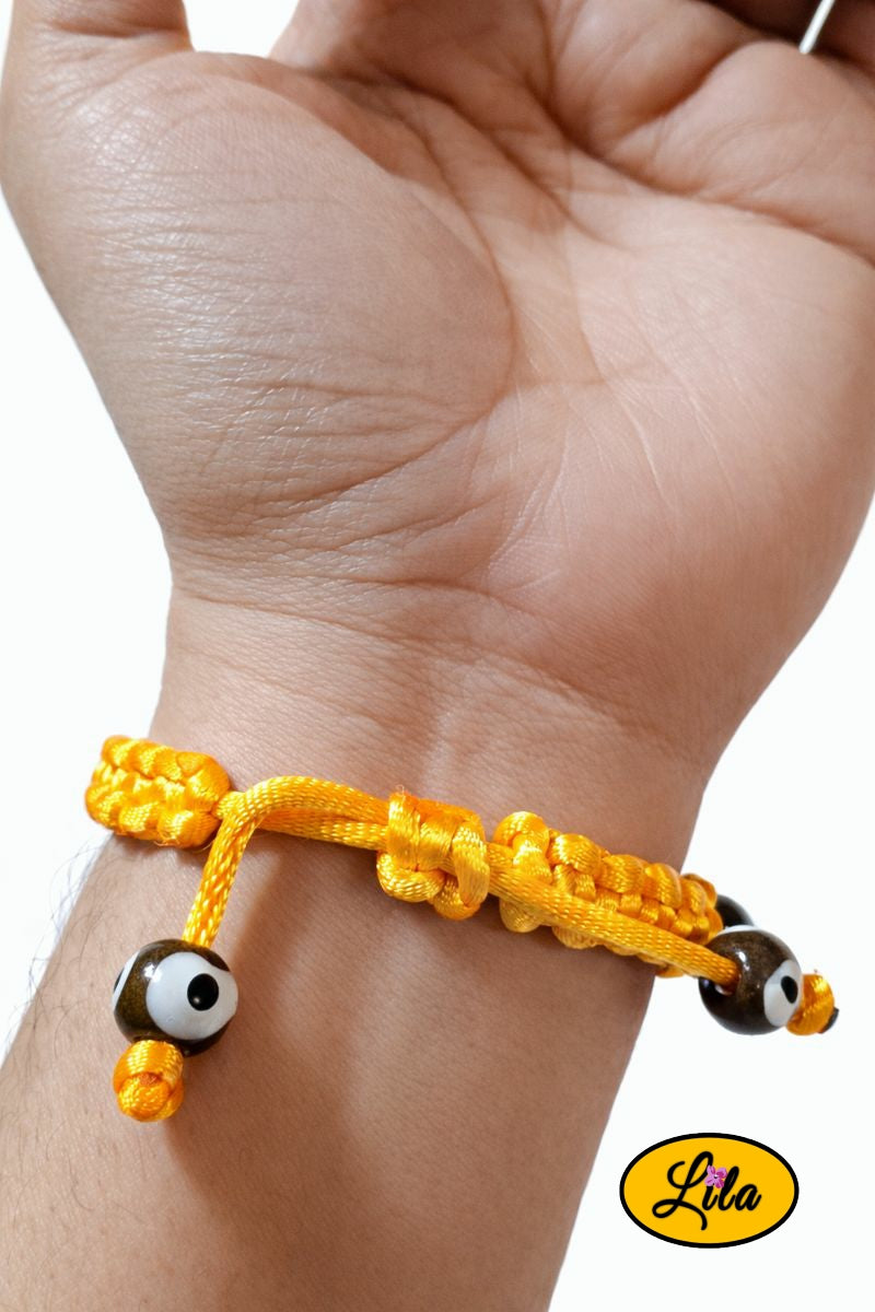 Bracelet Shamballa fil orange avec fermoir coulissant visible paume vers le haut