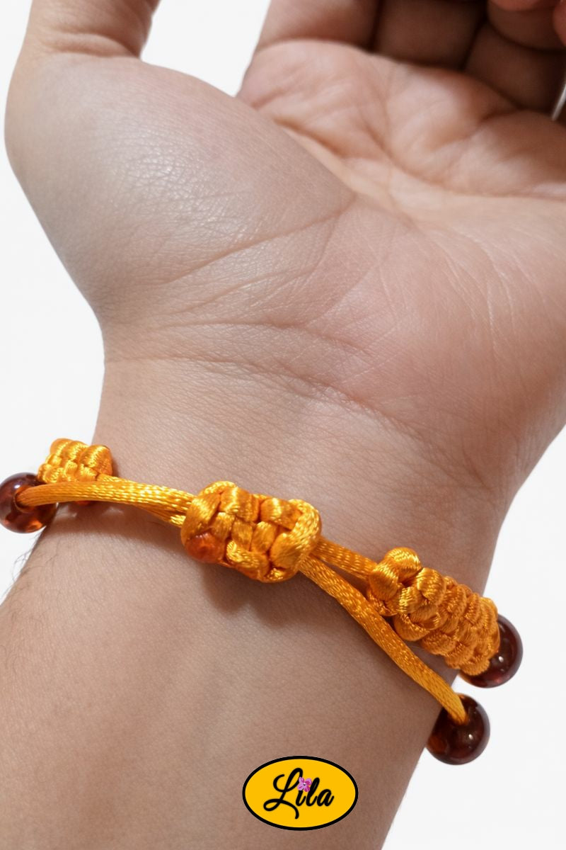Bracelet Shamballa fil orange avec fermoir coulissant visible paume vers le haut