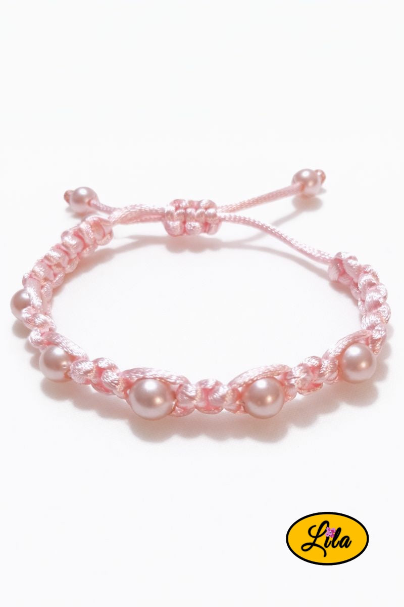 Bracelet Shamballa fil rose clair et perles roses nacrées sur fond blanc vue produit