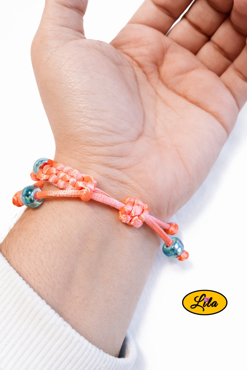 Bracelet Shamballa fil rose avec fermoir coulissant visible paume vers le haut