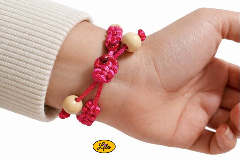 Bracelet Shamballa fil rose fuchsia avec fermoir coulissant visible paume vers le haut