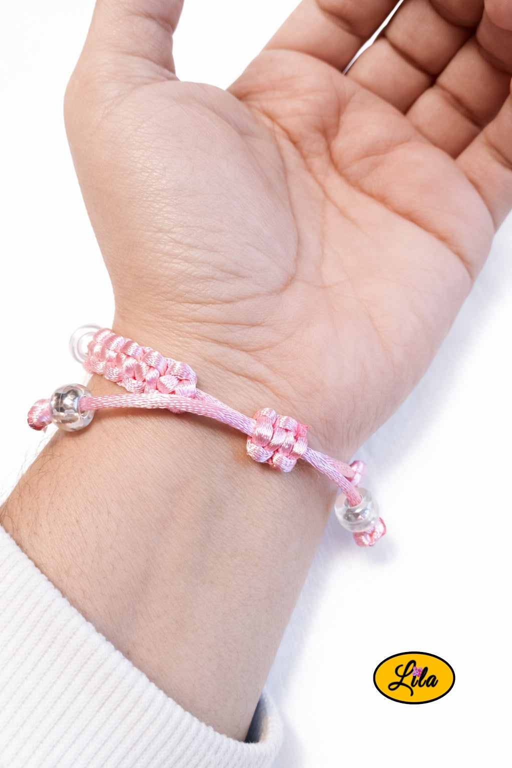 Bracelet Shamballa fil rose avec fermoir coulissant visible paume vers le haut