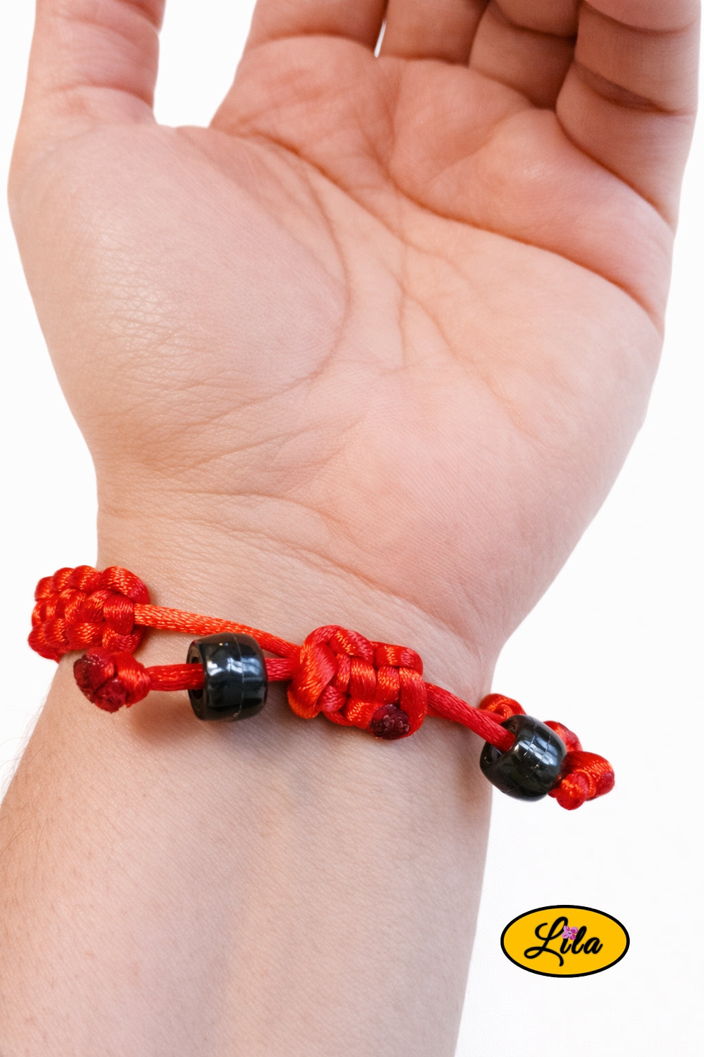 Bracelet Shamballa fil rouge avec fermoir coulissant visible paume vers le haut