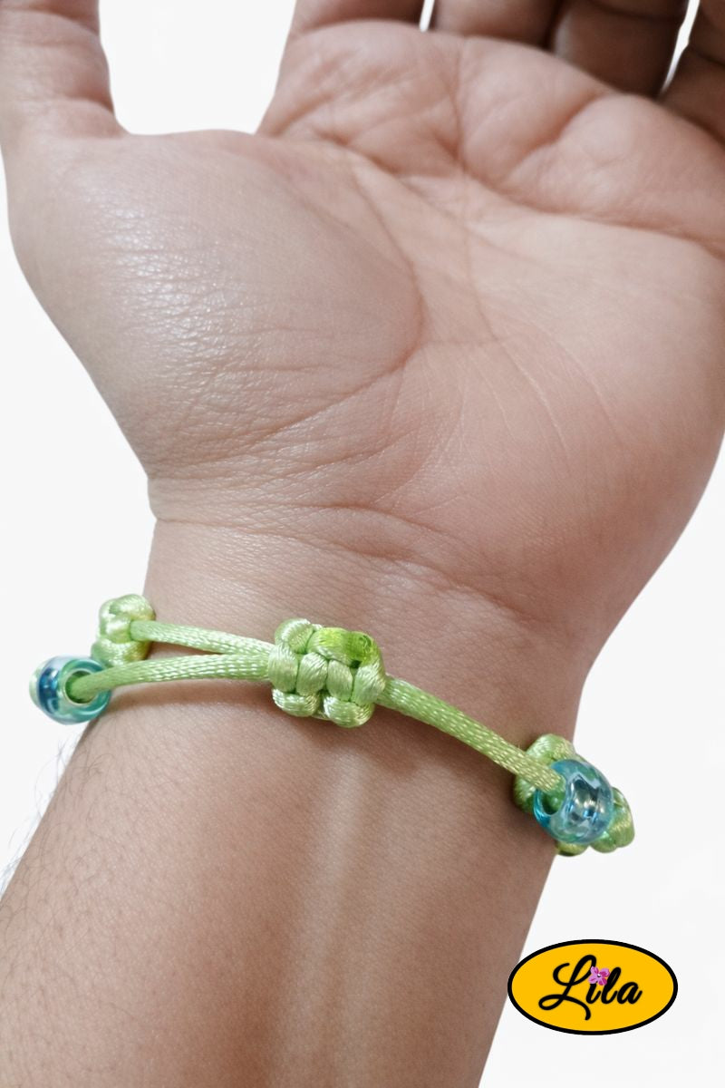 Bracelet Shamballa fil vert clair avec fermoir coulissant visible paume vers le haut