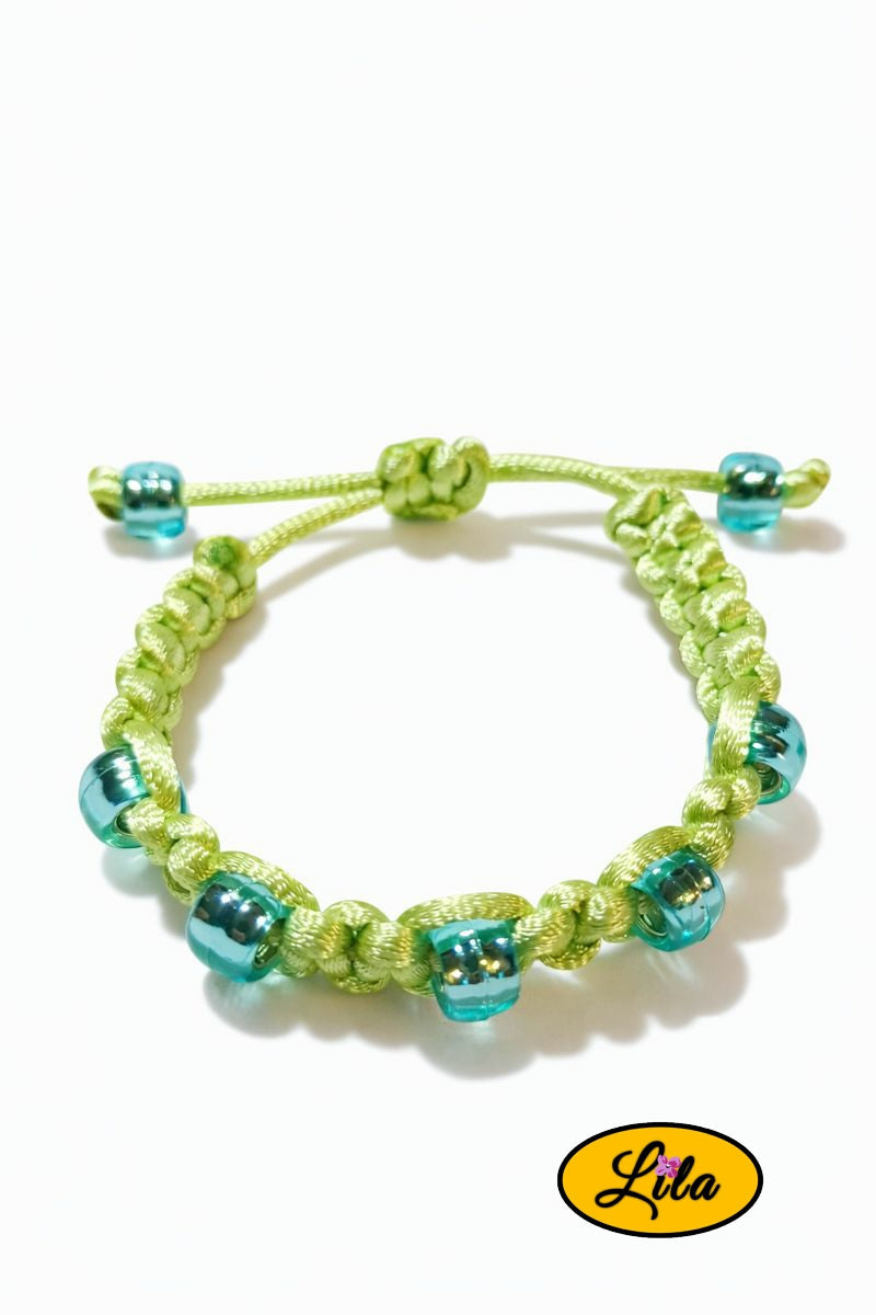 Bracelet Shamballa fil vert clair et perles bleues argentées sur fond blanc vue produit