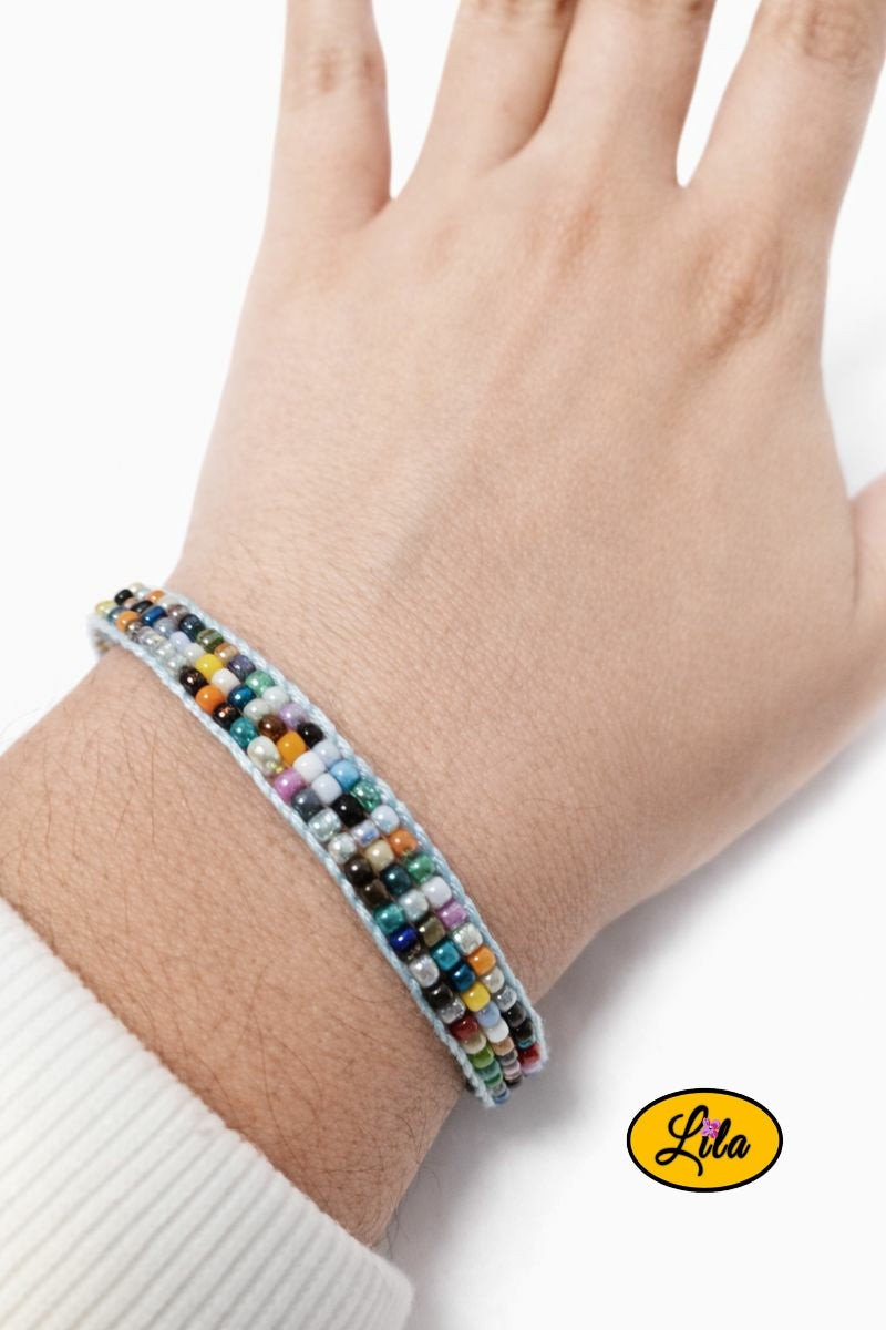 Bracelet tissé multicolore en perles de rocailles porté au poignet style artisanal coloré