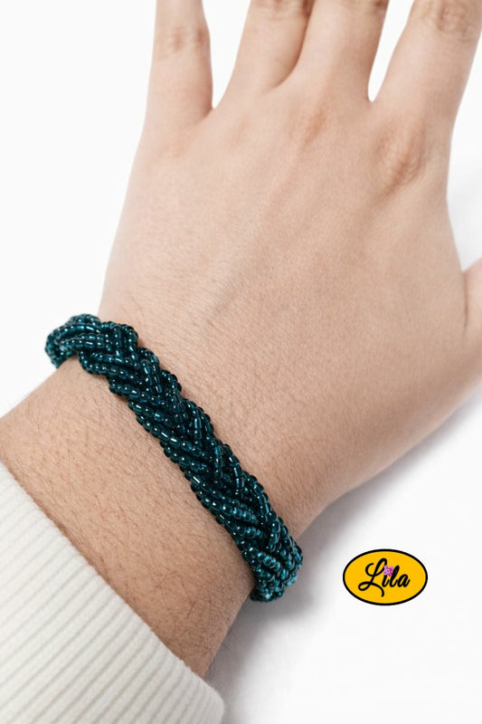 Bracelet tressé en perles de rocaille turquoise porté au poignet style élégant