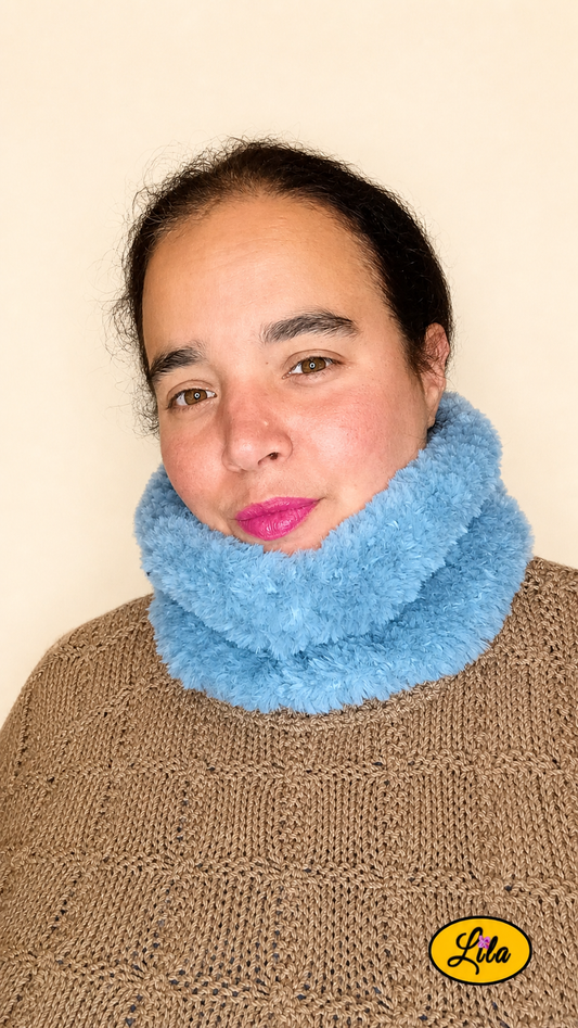 Cache-cou tricoté main bleu effet fausse fourrure porté dans le cou par une femme avec pull brun sur fond crème vue de face style chaud et tendance