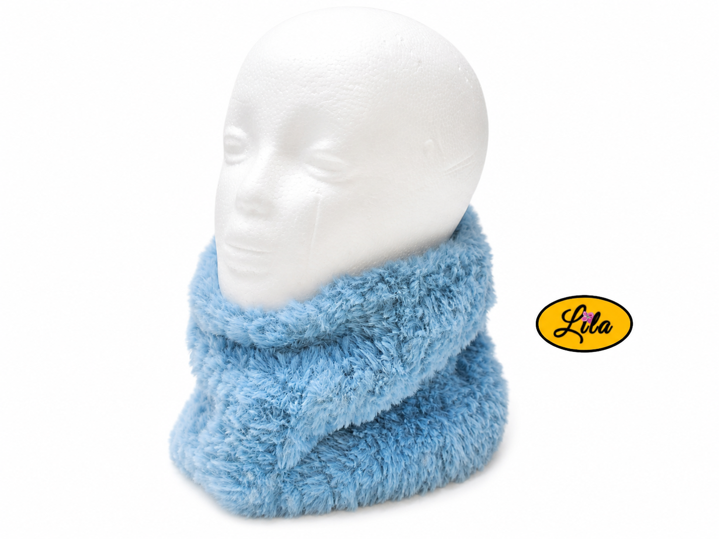 Cache-cou tricoté main bleu effet fausse fourrure porté sur tête de mannequin sur fond blanc