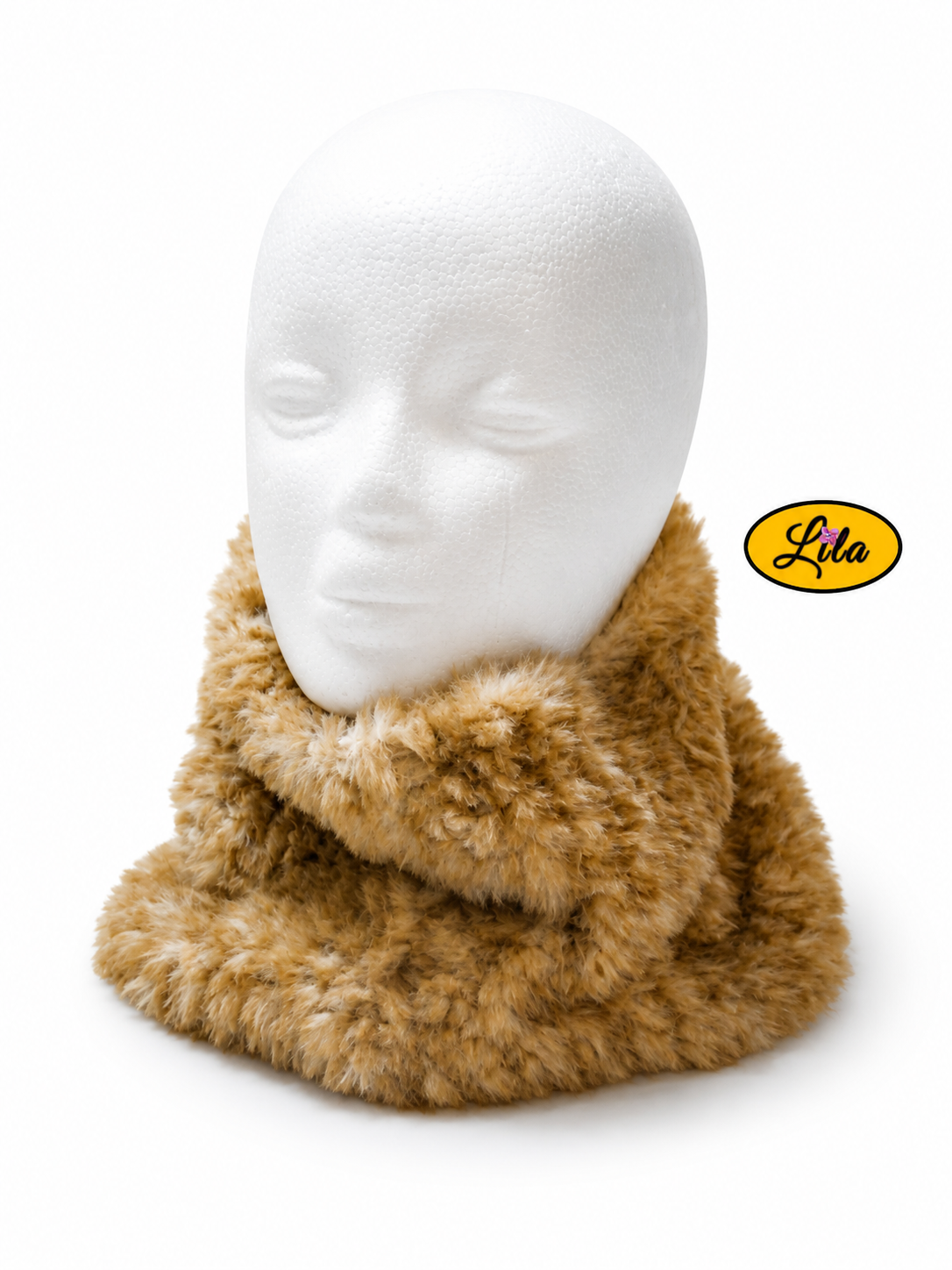 Cache-cou tricoté main brun chamarré effet fausse fourrure porté sur tête de mannequin sur fond blanc