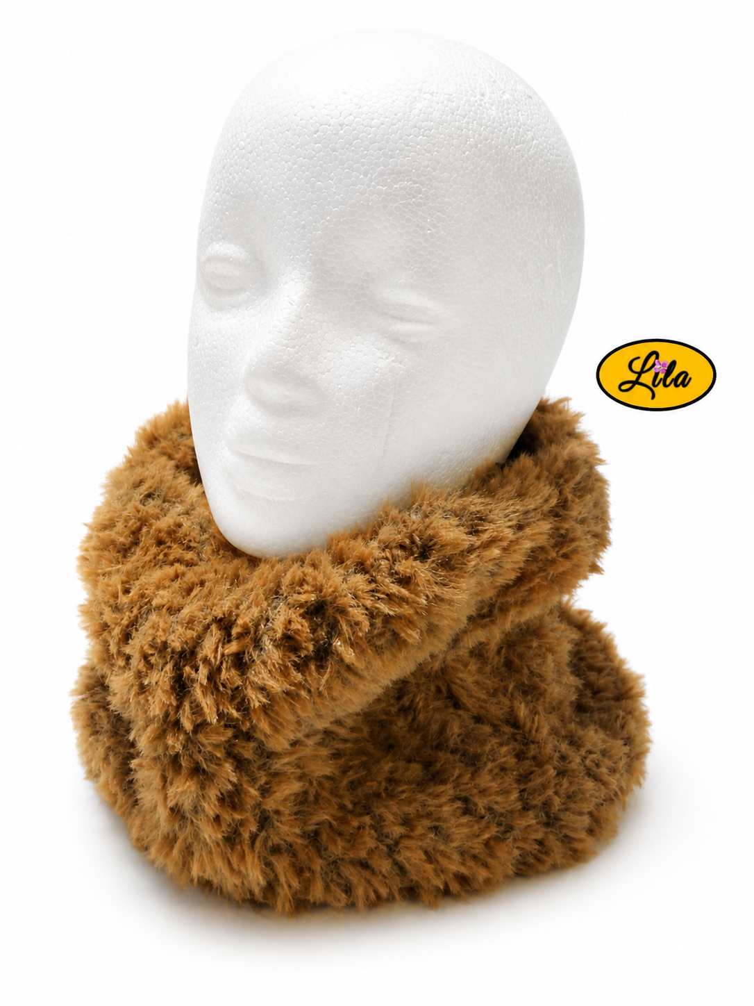 Cache-cou tricoté main brun effet fausse fourrure porté sur tête de mannequin sur fond blanc