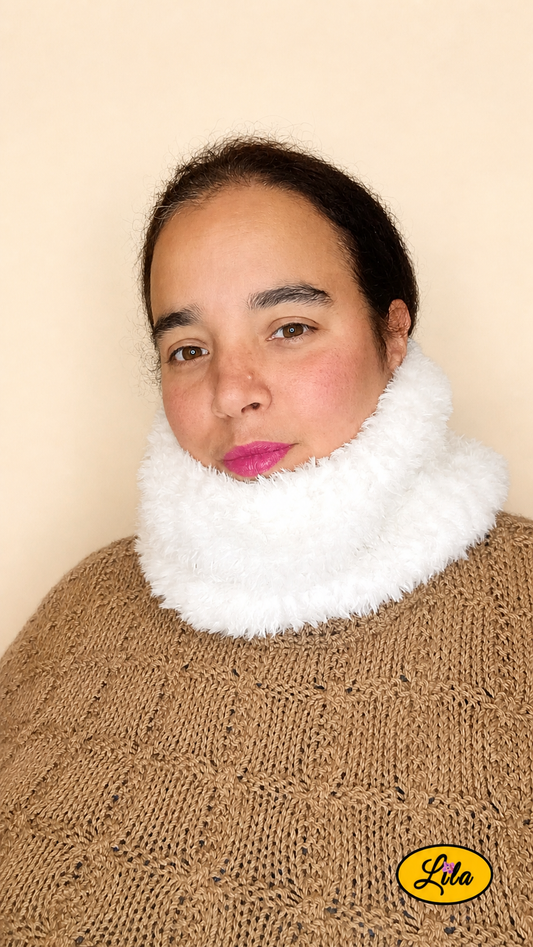 Cache-cou tricoté main en laine effet fausse fourrure blanche porté par une femme avec tête légèrement inclinée à droite style doux et hivernal