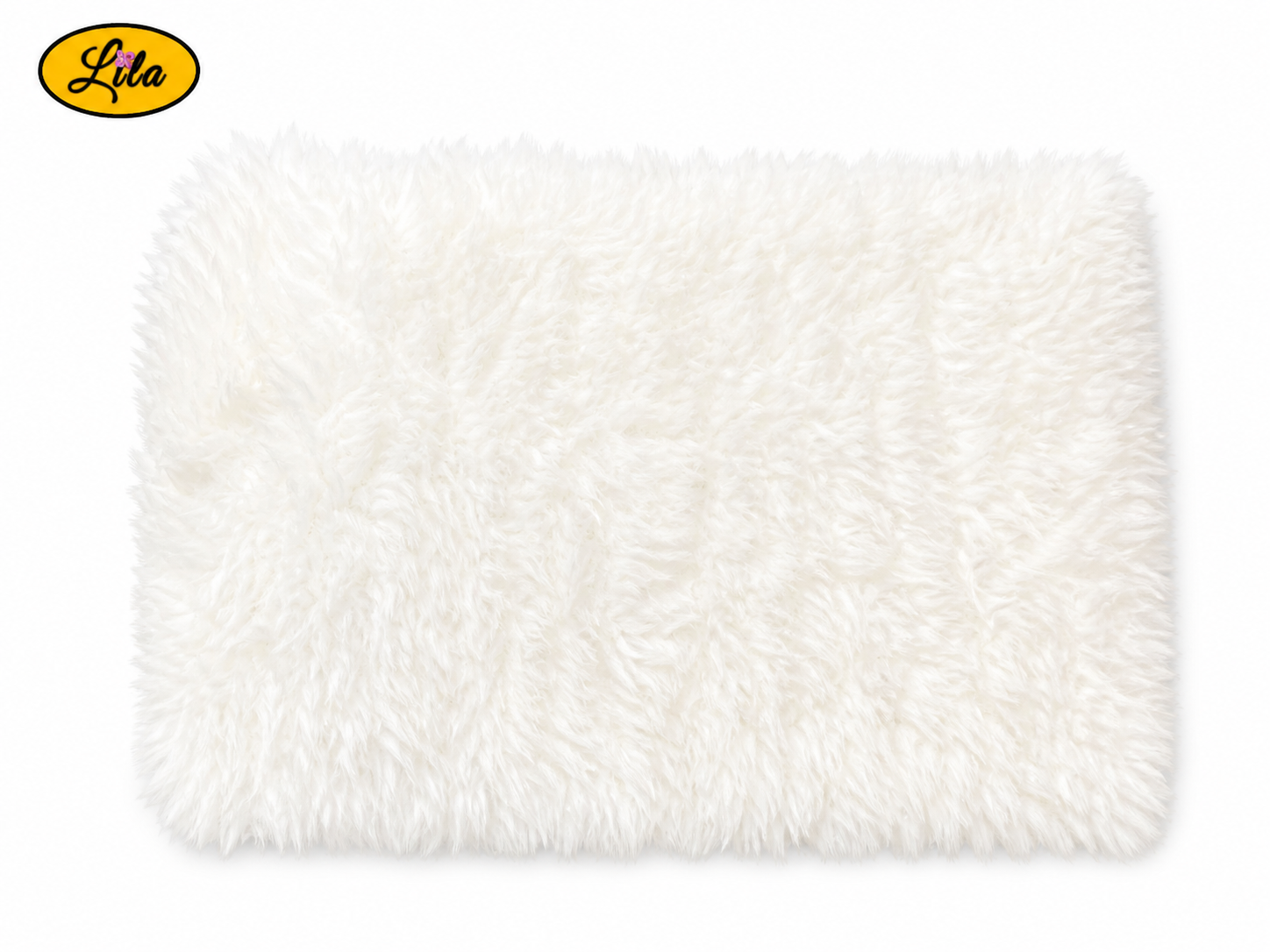Cache-cou tricoté main en laine effet fausse fourrure blanche sur fond blanc style hivernal et élégant