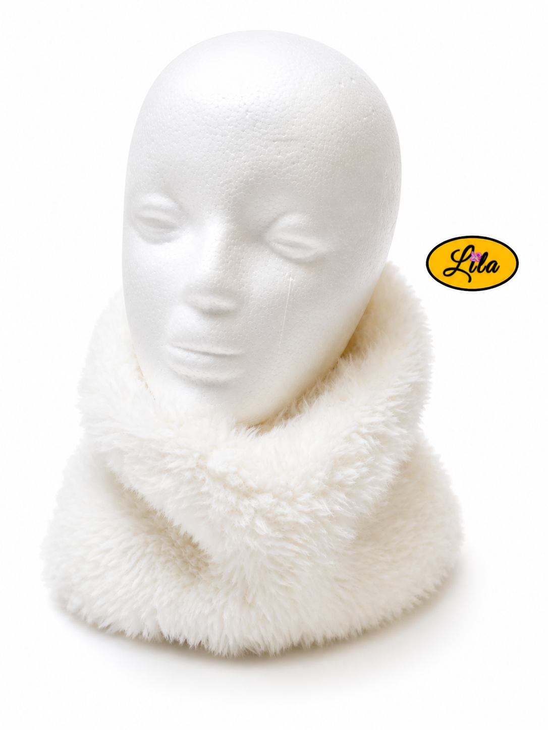 Cache-cou tricoté main en laine effet fausse fourrure blanche porté sur tête de mannequin sur fond blanc