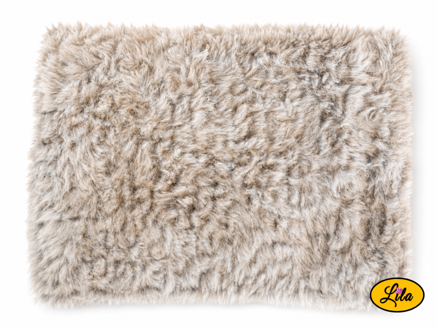 Cache-cou tricoté main gris effet fausse fourrure sur fond blanc style hivernal et cocooning
