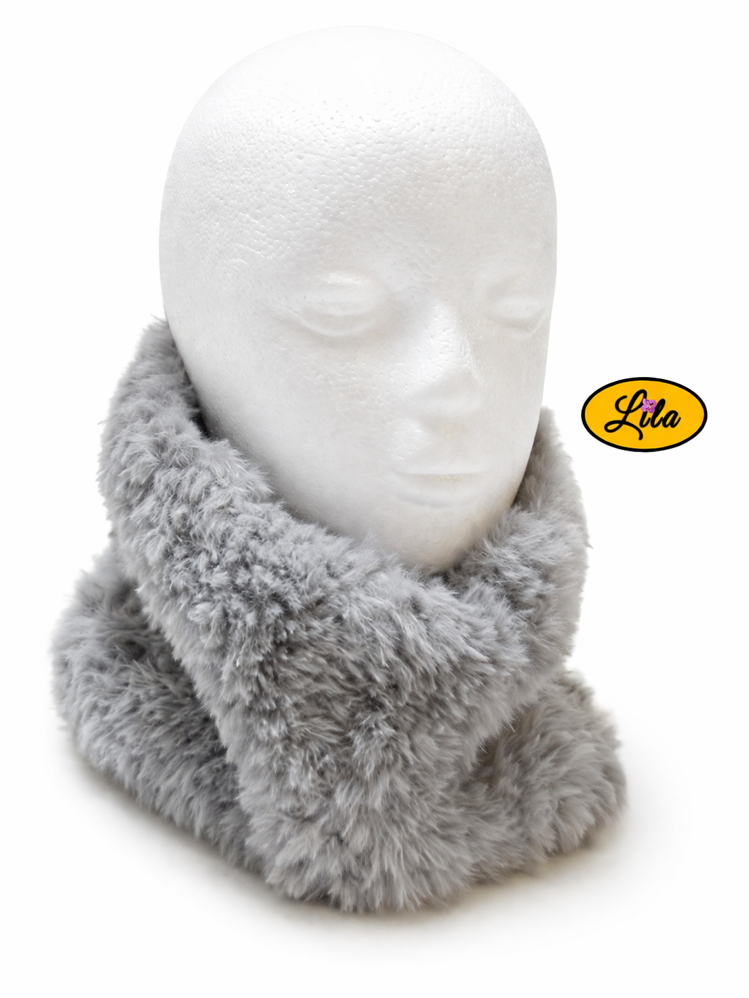 Cache-cou tricoté main gris effet fausse fourrure porté sur tête de mannequin sur fond blanc