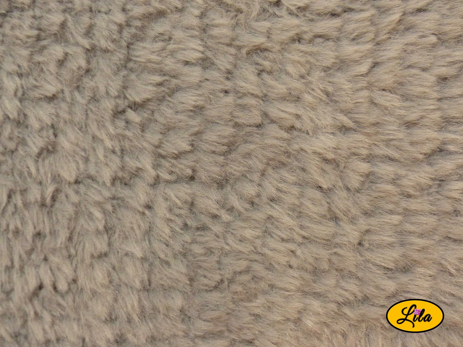 Zoom sur le cache-cou tricoté main gris effet fausse fourrure détail texture douce et nuances grises